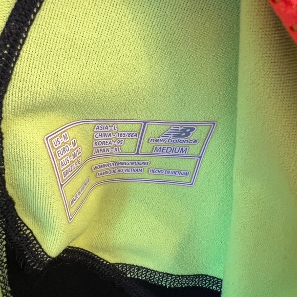 New Balance Women’s running jacket size medium black - Picture 3 of 3